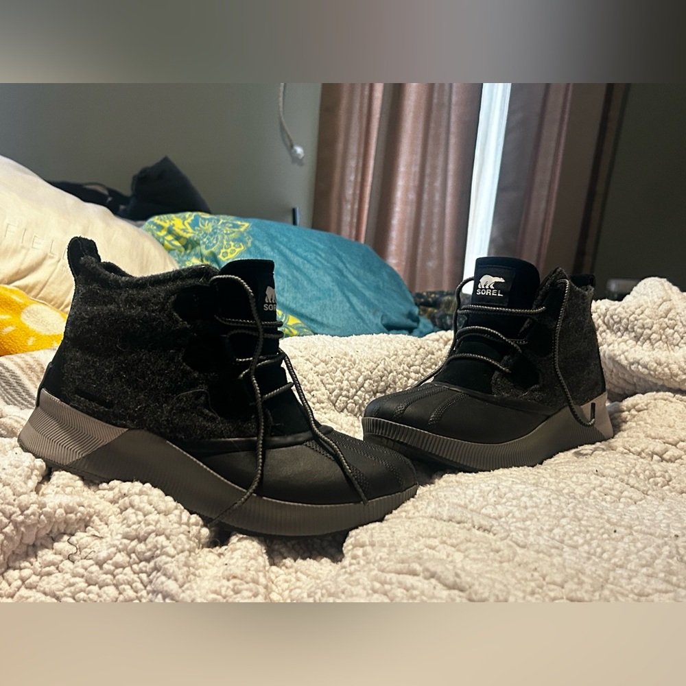 NWOT SOREL OUT N ABOUT III LOW WATERPROOF SHOE!!